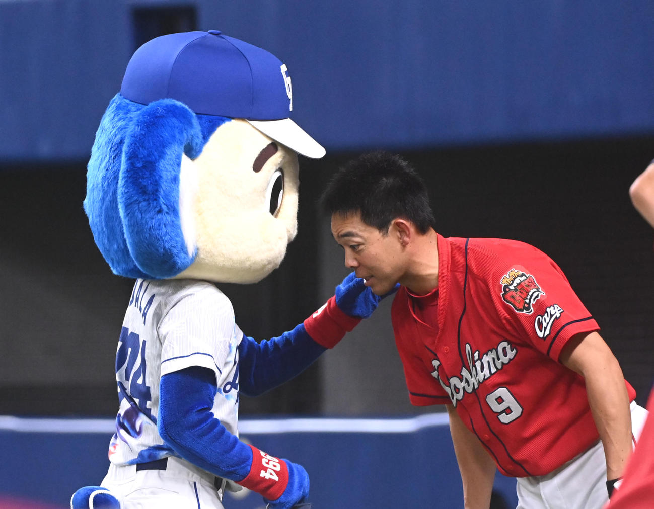 中日対広島　試合前、秋山翔吾にグッズを売り込むドアラ（撮影・森本幸一）