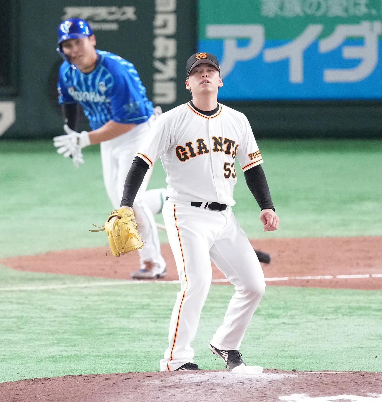 巨人対DeNA 9回表DeNA2死二塁、佐野に中適時二塁打を浴びる高梨（撮影・鈴木みどり）