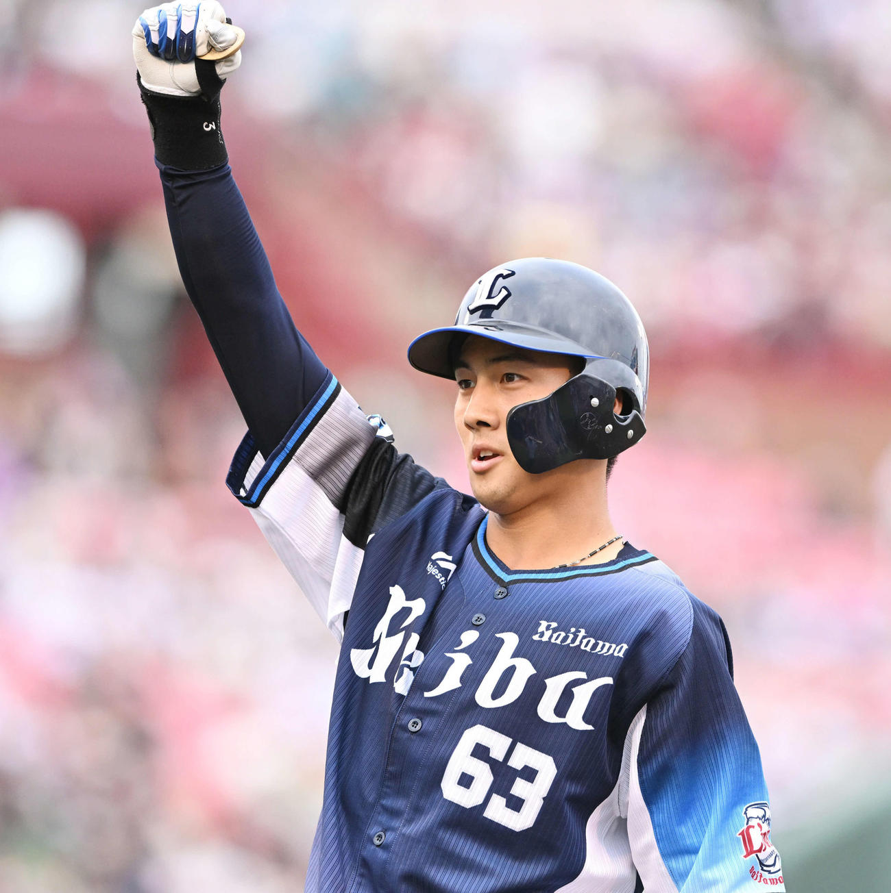 8回表西武1死一、二塁、長谷川は右前適時打を放ちベンチ向かいガッツポーズする（撮影・滝沢徹郎）