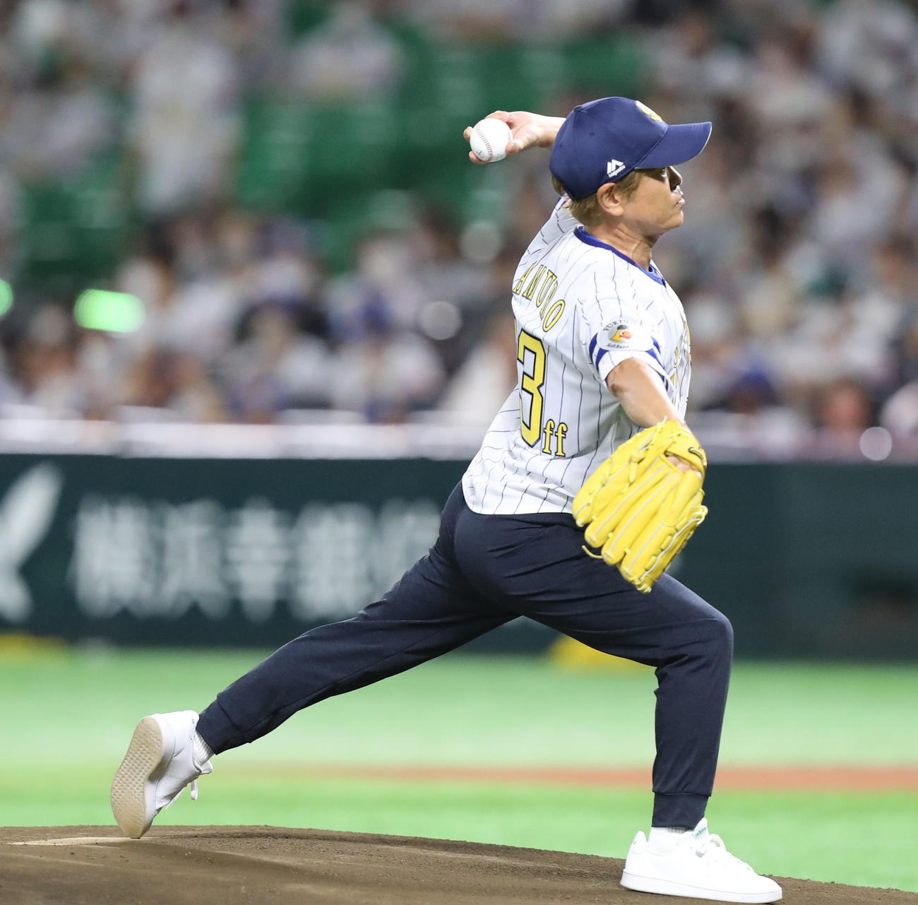 セレモニアルピッチを行う古谷徹（撮影・屋方直哉）