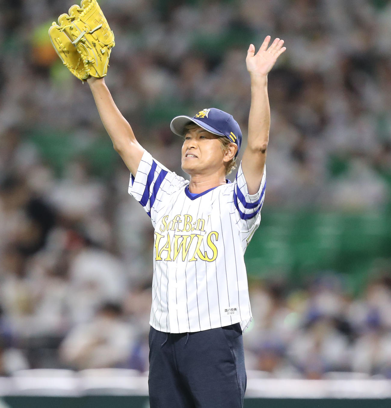 セレモニアルピッチを行い、観客に手を振る古谷徹（撮影・屋方直哉）