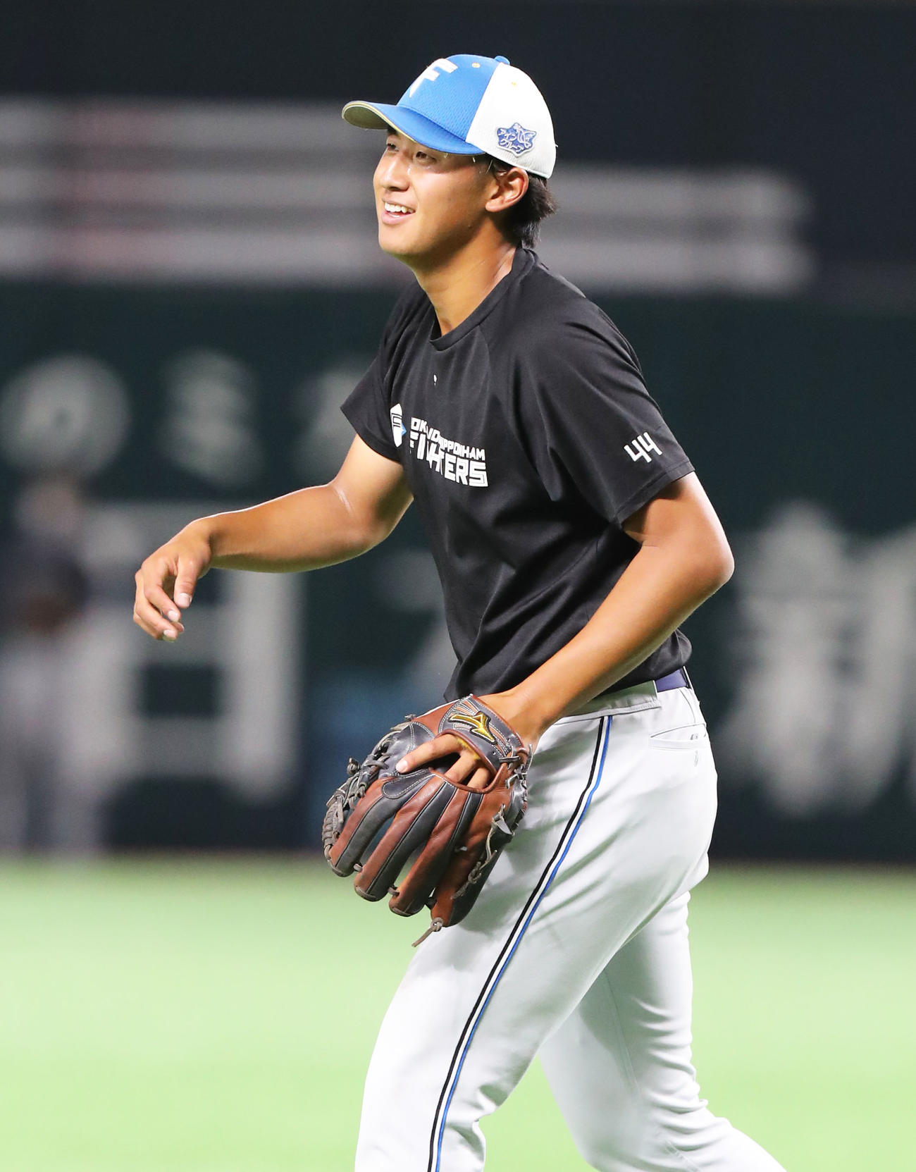 ソフトバンク対日本ハム　試合前の全体練習で笑顔を見せる阪口（撮影・屋方直哉）