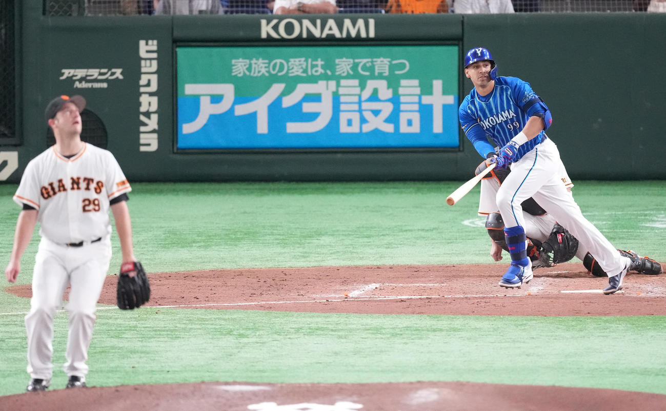 巨人対DeNA 4回表DeNA1死、先制の左越えソロ本塁打を放つソト。投手アンドリース（撮影・鈴木みどり）