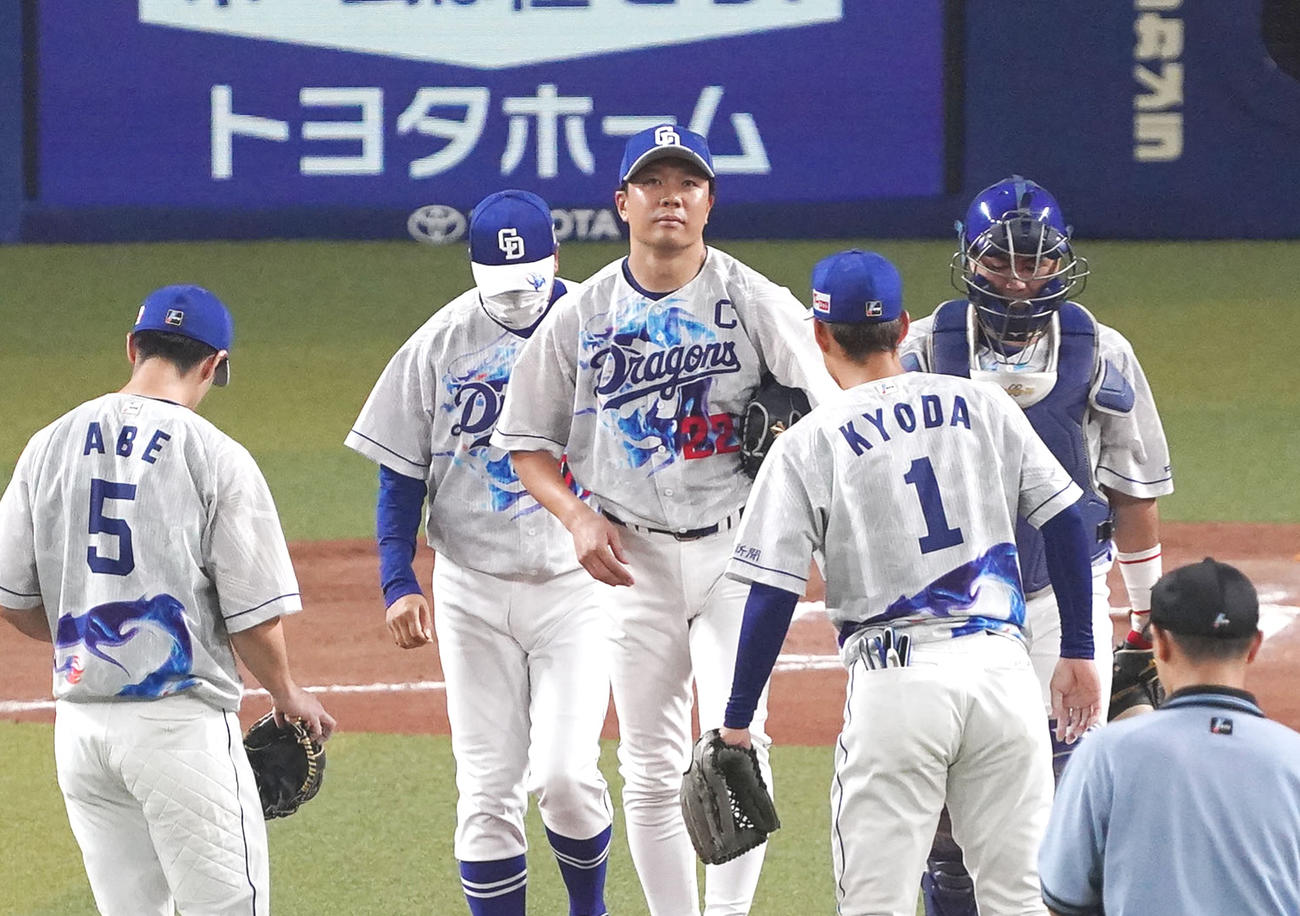 6回表広島1死一、三塁、マウンドの大野雄（中央）のもとに集まる中日ナイン（撮影・森本幸一）