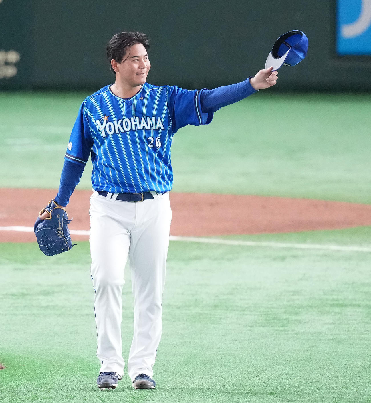 巨人対DeNA 7回裏巨人無死、増田陸の打球を三塁手宮崎が好捕し、帽子をぬぐ浜口（撮影・鈴木みどり）