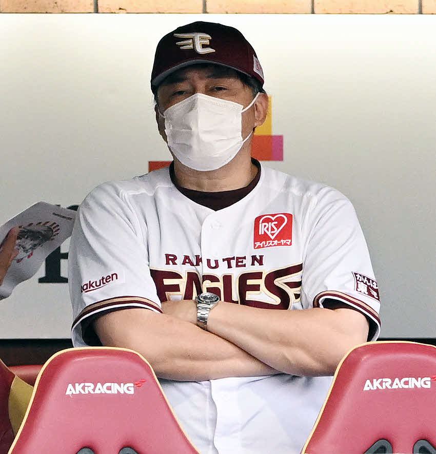 楽天対西武　戦況を見守る楽天石井GM兼監督（撮影・滝沢徹郎）