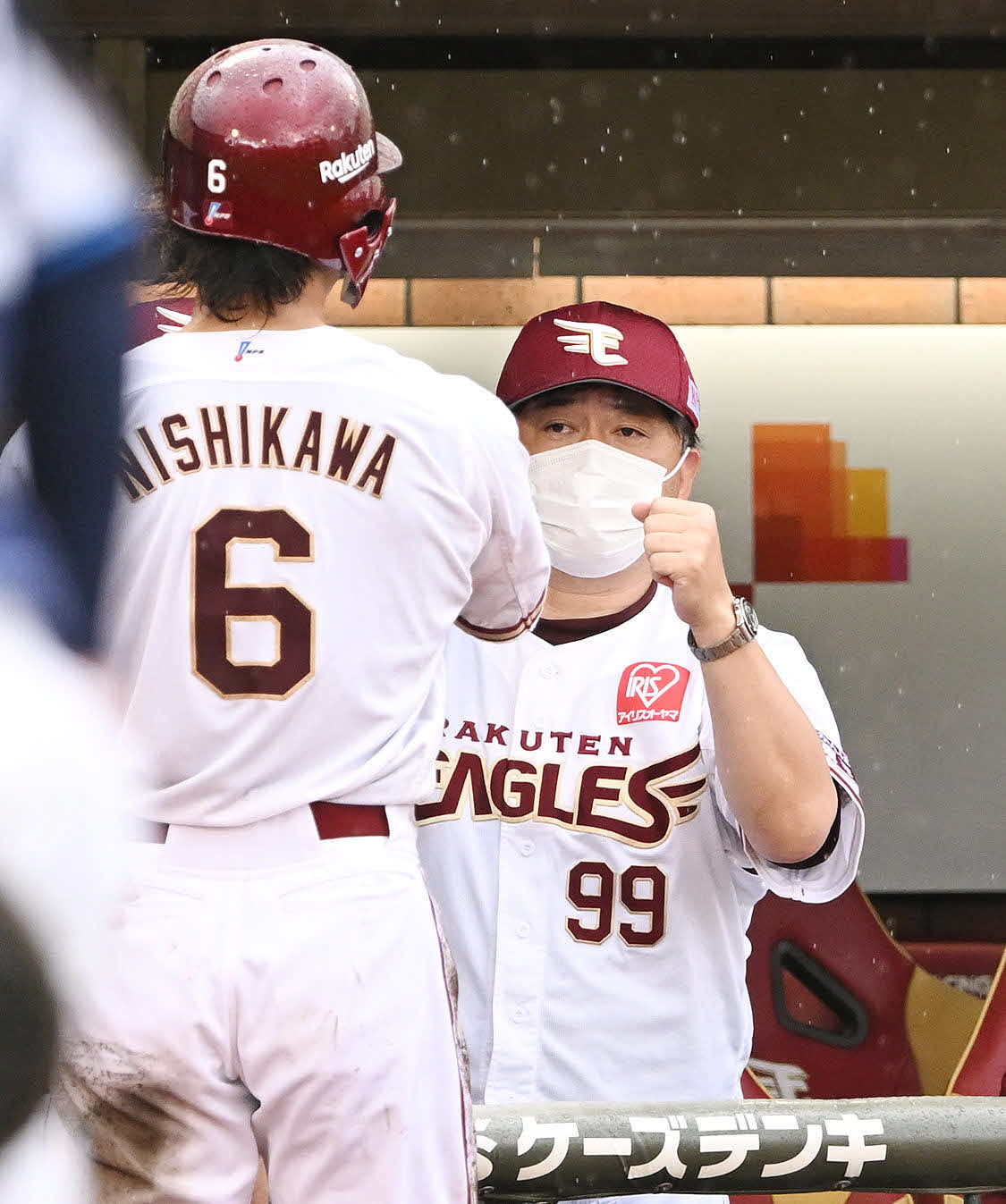 楽天対西武　3回裏楽天2死三塁、島内の中前適時打から生還した西川（手前）を迎える石井GM兼監督（撮影・滝沢徹郎）