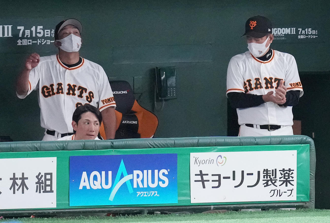 巨人対DeNA DeNAに敗れ、ぼうぜんとする巨人原監督（右）（撮影・鈴木みどり）