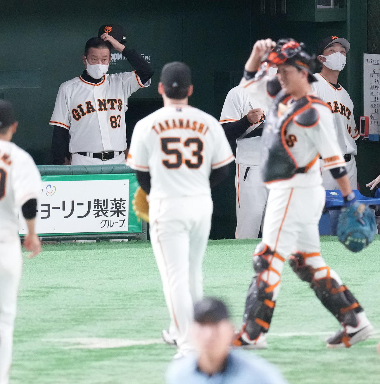 巨人対DeNA 9回表に追加点を許しベンチへ戻る高梨（手前左）とベンチで頭をかく巨人原監督（撮影・鈴木みどり）
