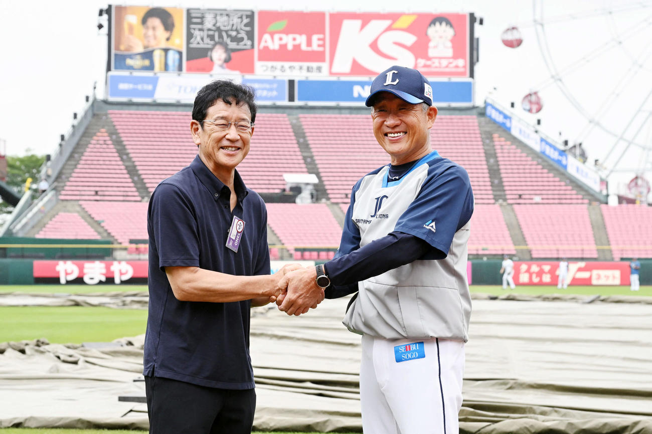 楽天－西武戦の試合前練習を訪れた侍JAPAN栗山監督（左）は西武辻監督と握手を交わす（撮影・滝沢徹郎）