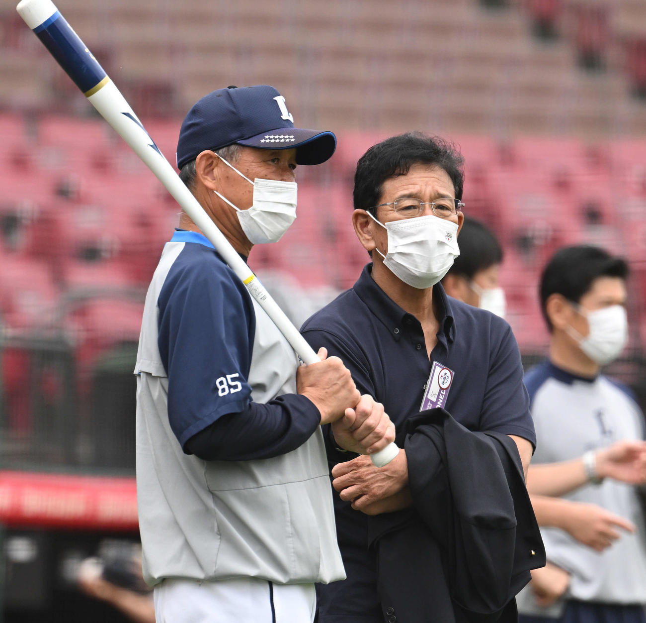 楽天－西武戦の試合前練習を訪れた侍JAPAN栗山監督（右）は西武辻監督と話す（撮影・滝沢徹郎）