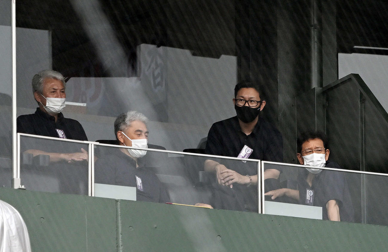 楽天対西武　視察する侍JAPAN栗山監督（右）ら（撮影・滝沢徹郎）