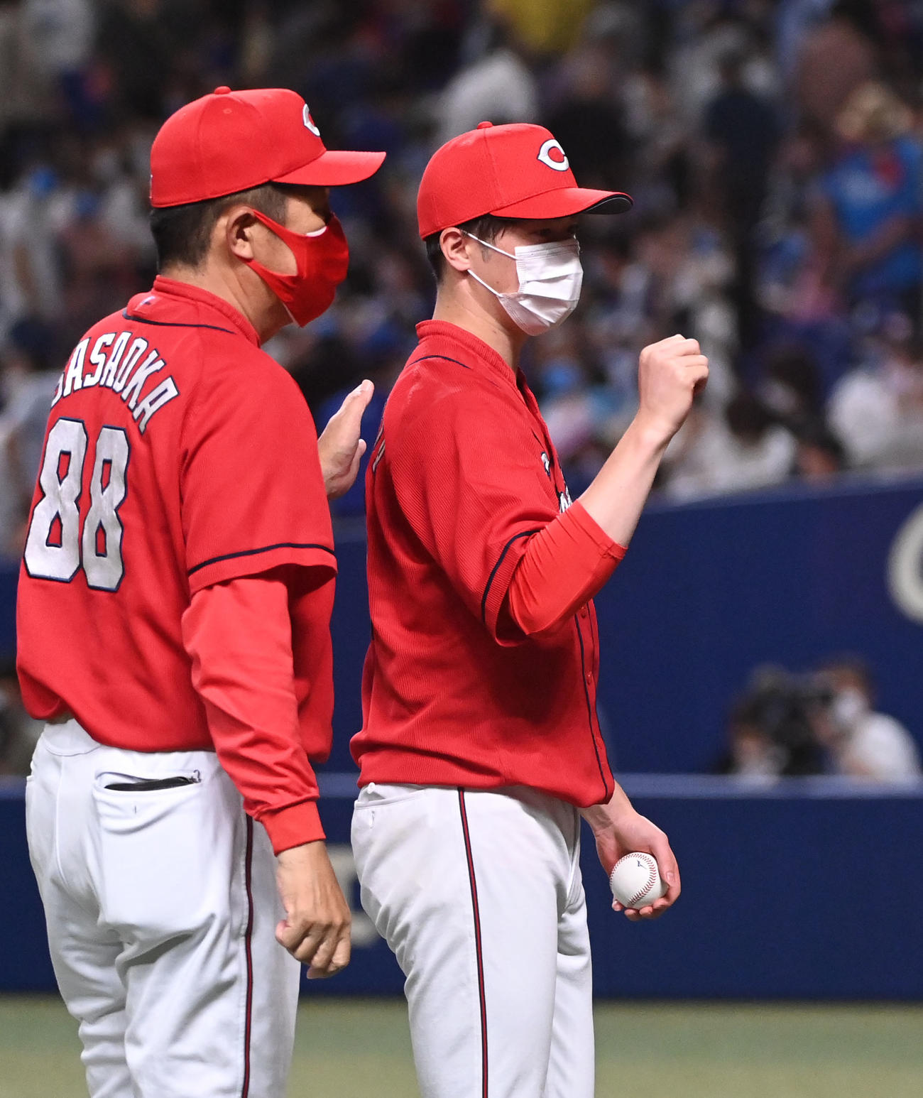 試合に勝利し佐々岡監督のねぎらいを受ける森下（右）（撮影・森本幸一）