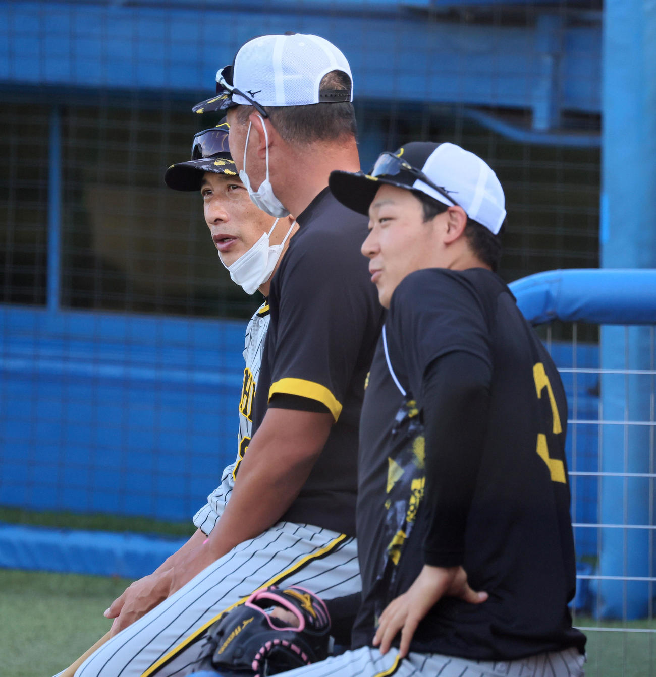 ヤクルト対阪神　井上ヘッドコーチ（中央）と話す矢野監督。右は大山（撮影・加藤哉）
