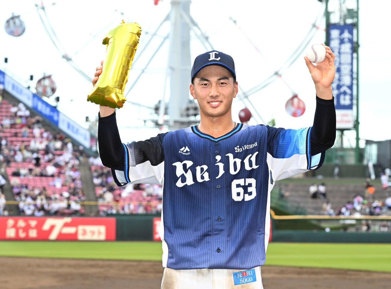 楽天対西武　試合後、プロ初安打の記念球を手にポーズを決める西武長谷川（撮影・滝沢徹郎）