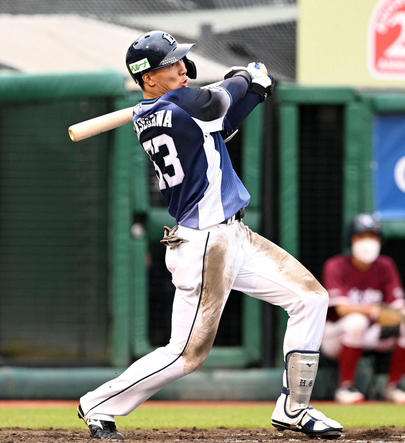 楽天対西武　8回表西武1死一、二塁、長谷川は右前適時打を放つ（撮影・滝沢徹郎）