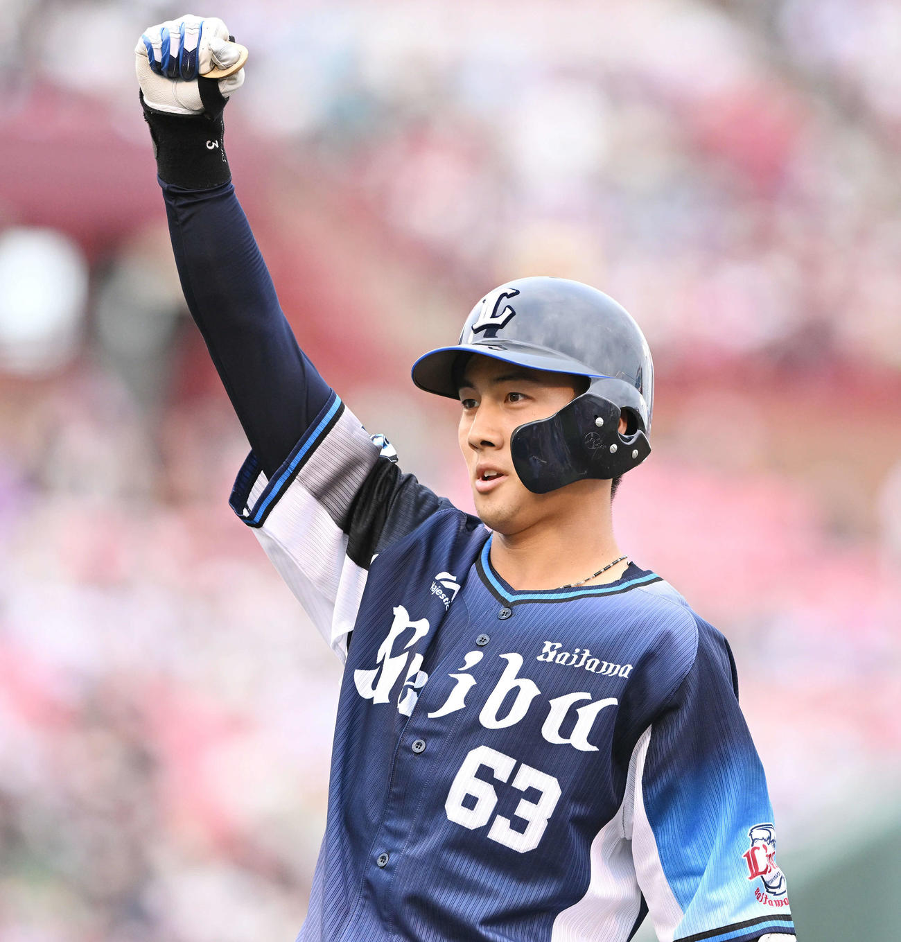 楽天対西武　8回表西武1死一、二塁、長谷川は右前適時打を放ちベンチ向かいガッツポーズする（撮影・滝沢徹郎）