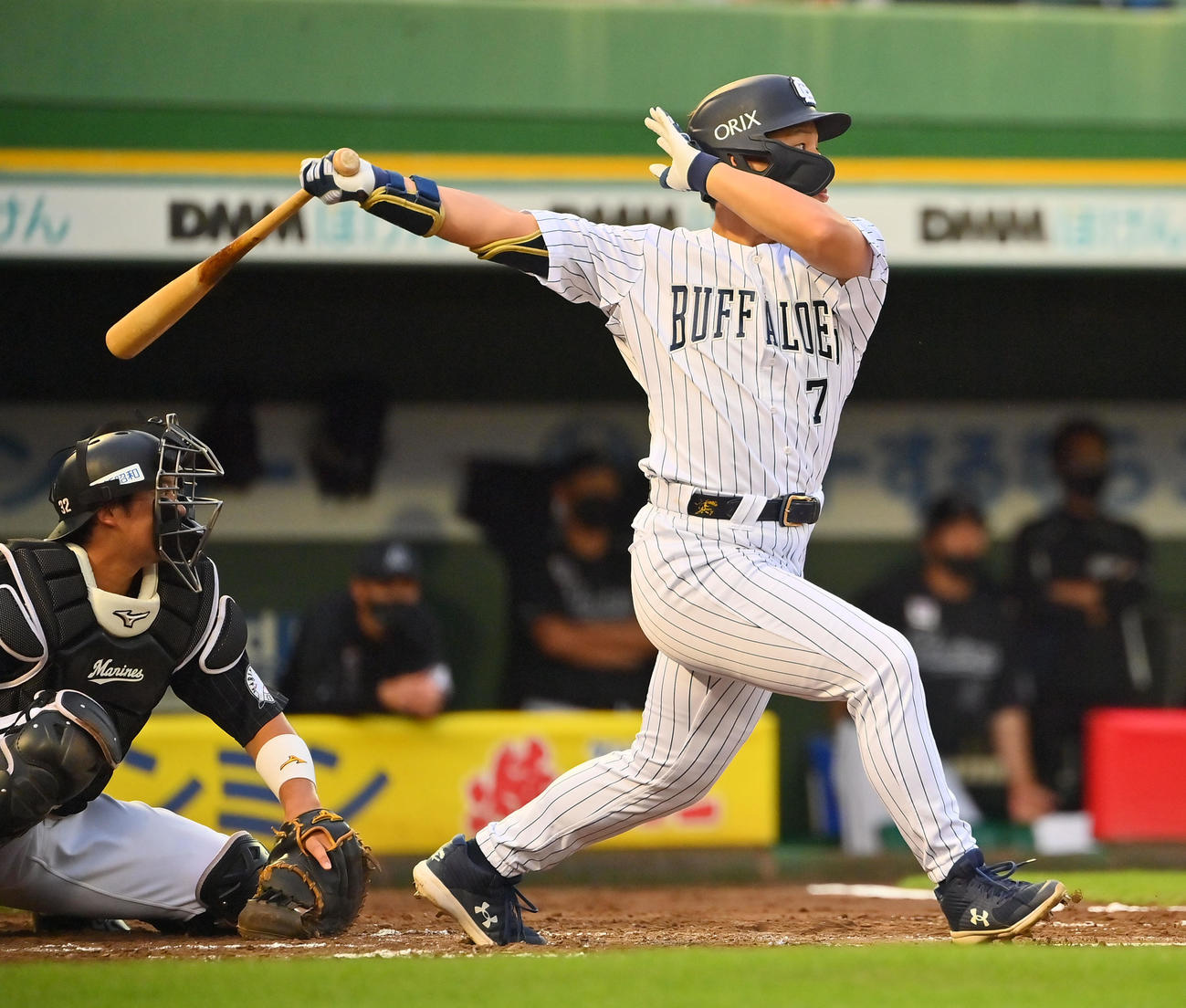 オリックス対ロッテ　3回裏オリック1死三塁、右中間に適時二塁打を放つ吉田正（撮影・和賀正仁）