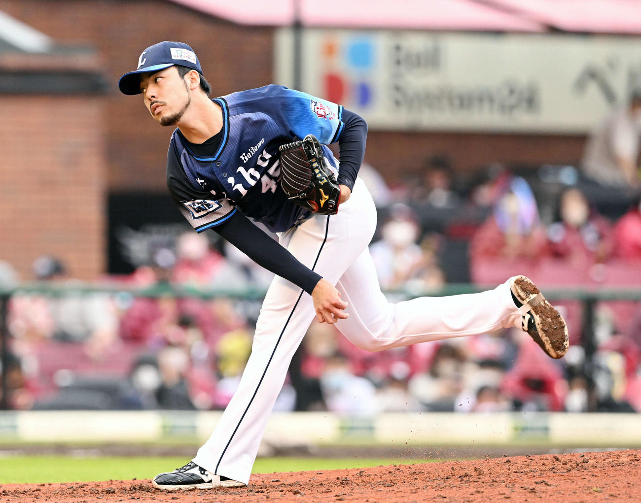 楽天対西武　西武2番手で投球する本田（撮影・滝沢徹郎）