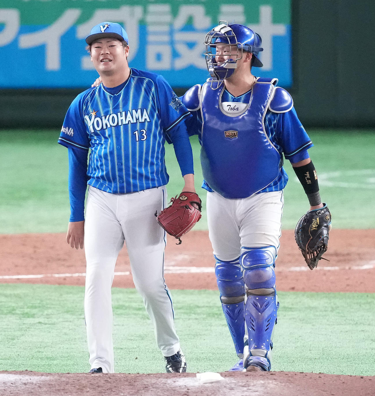 巨人対DeNA　巨人に勝利し笑顔のDeNA伊勢（左）と戸柱（撮影・鈴木みどり）