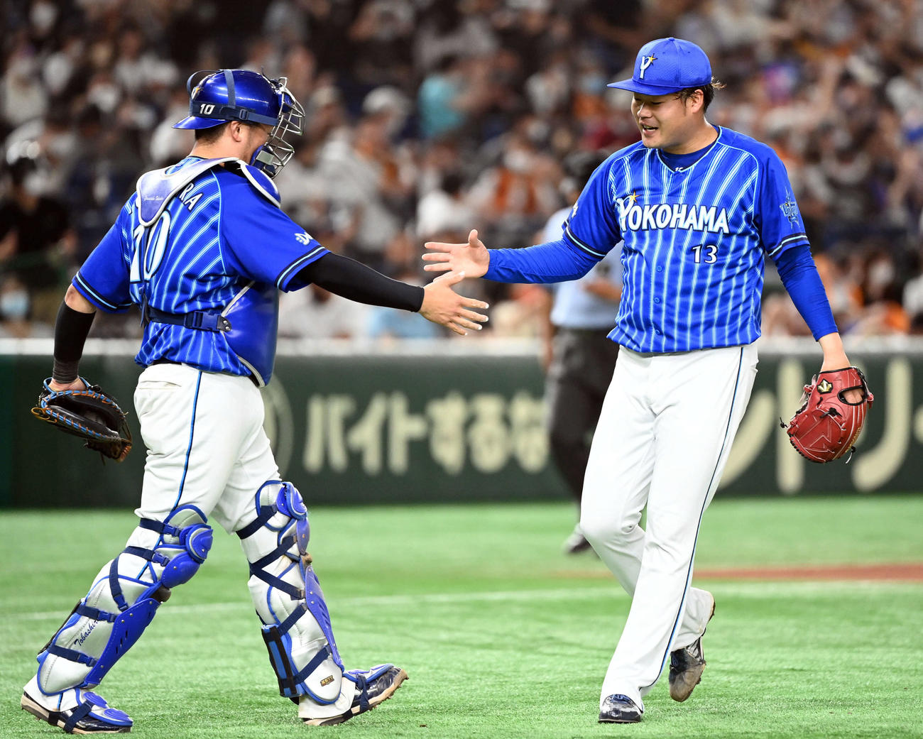 巨人対DeNA　巨人に勝利し戸柱恭孝（左）とタッチするDeNA伊勢（撮影・たえ見朱実）