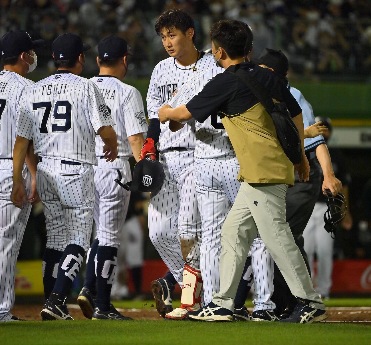 オリックス対ロッテ　8回裏オリックス2死二、三塁、死球を受ける紅林（撮影・和賀正仁）