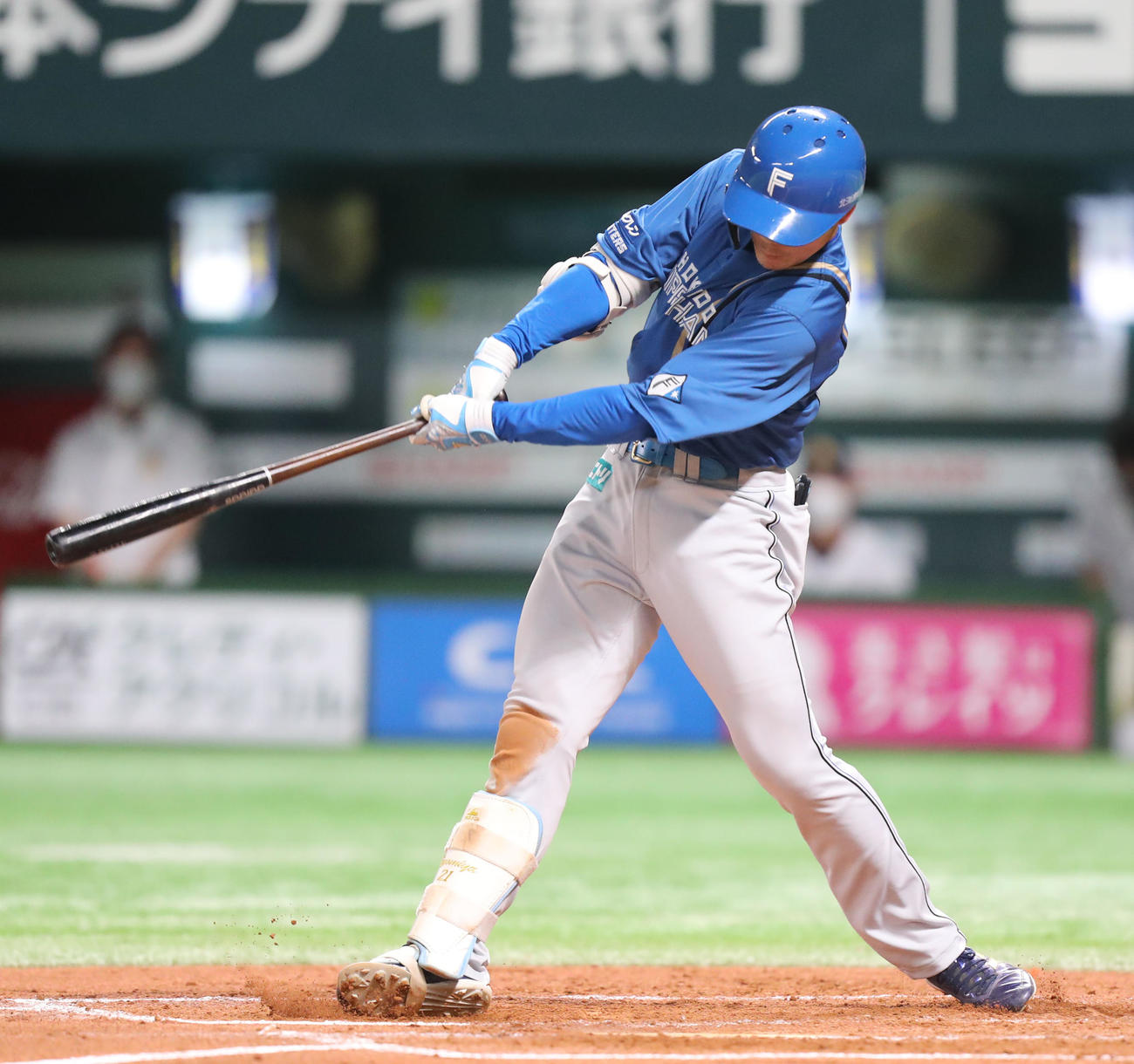 ソフトバンク対日本ハム　7回表日本ハム2死、清宮は左中間へ本塁打を放つ（撮影・屋方直哉）