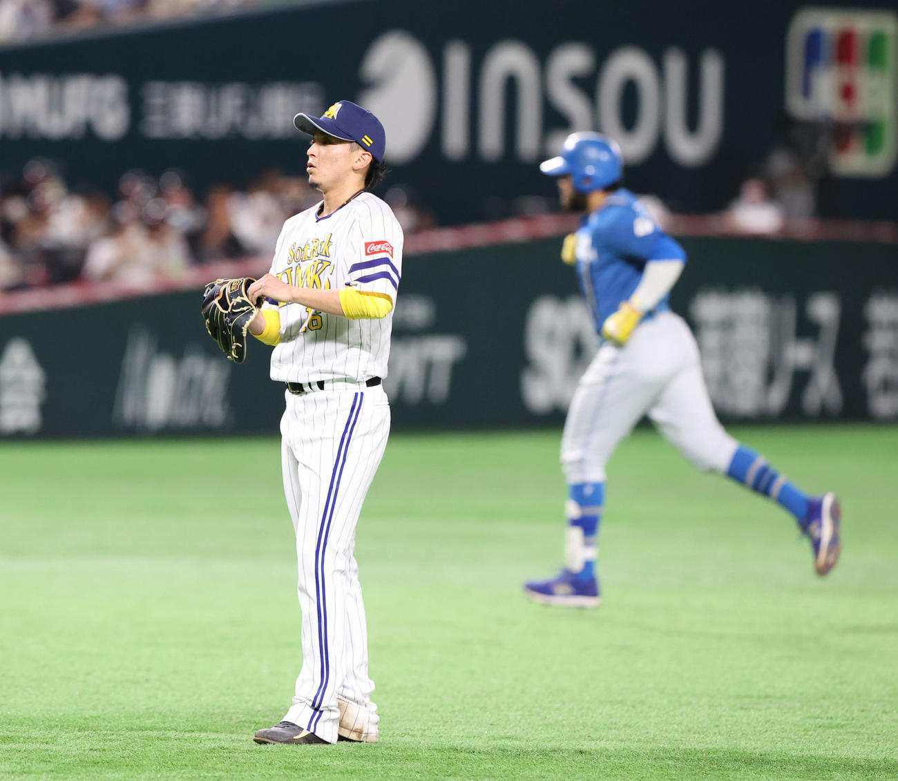 ソフトバンク対日本ハム　4回表日本ハム1死二塁、ヌニエスに左越え同点2点本塁打を浴びた東浜巨（撮影・梅根麻紀）