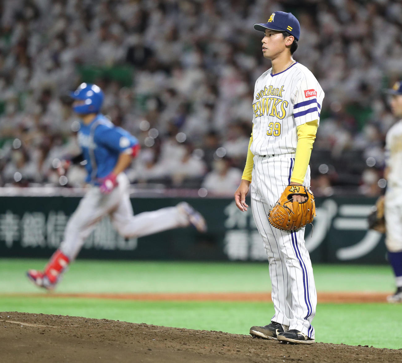 ソフトバンク対日本ハム　9回表日本ハム1死一塁、尾形は野村に左越え本塁打を浴びる（撮影・屋方直哉）