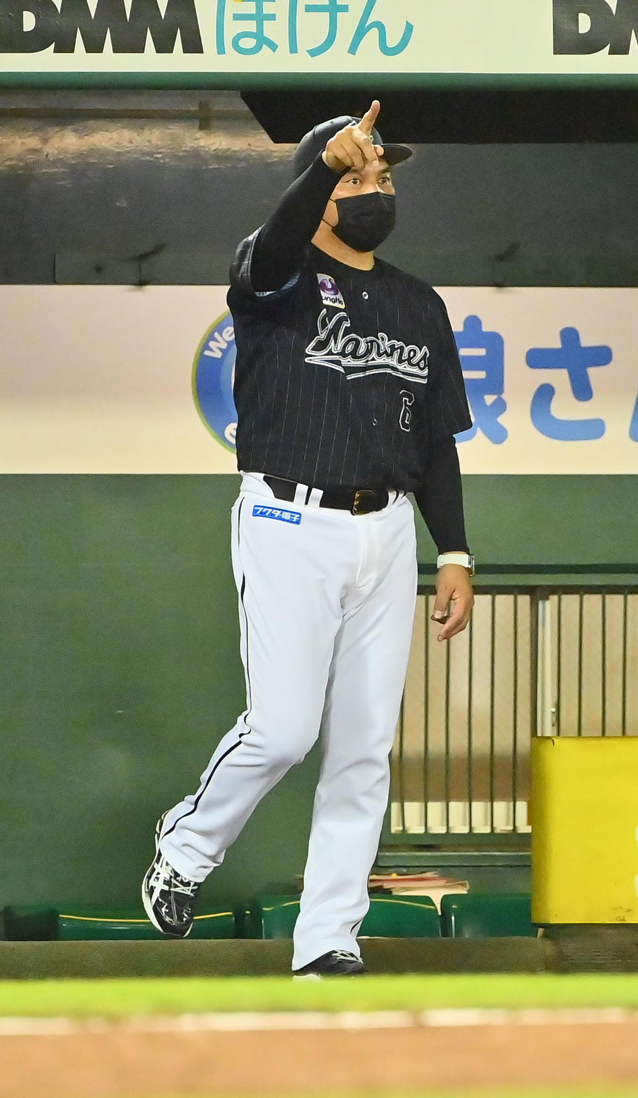 オリックス対ロッテ　8回裏オリックス1死二塁、吉田正を申告敬遠するロッテ井口監督（撮影・和賀正仁）