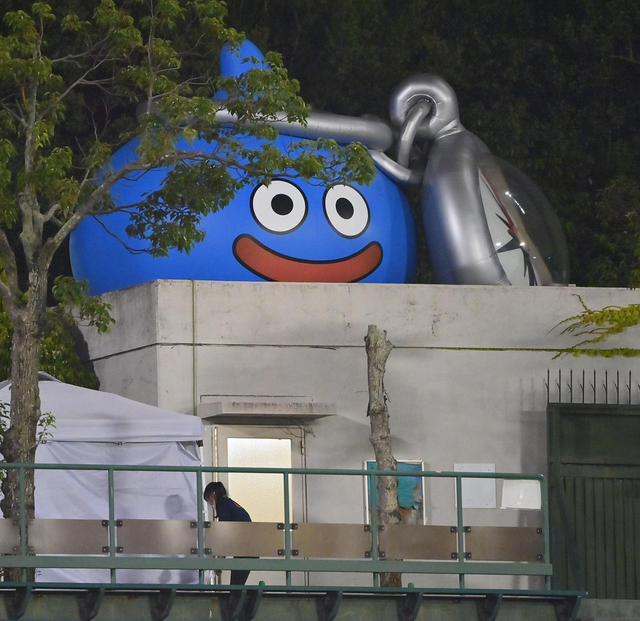 オリックス対ロッテ　ライトスタンドに置かれたスライムのキャラクター（撮影・和賀正仁）