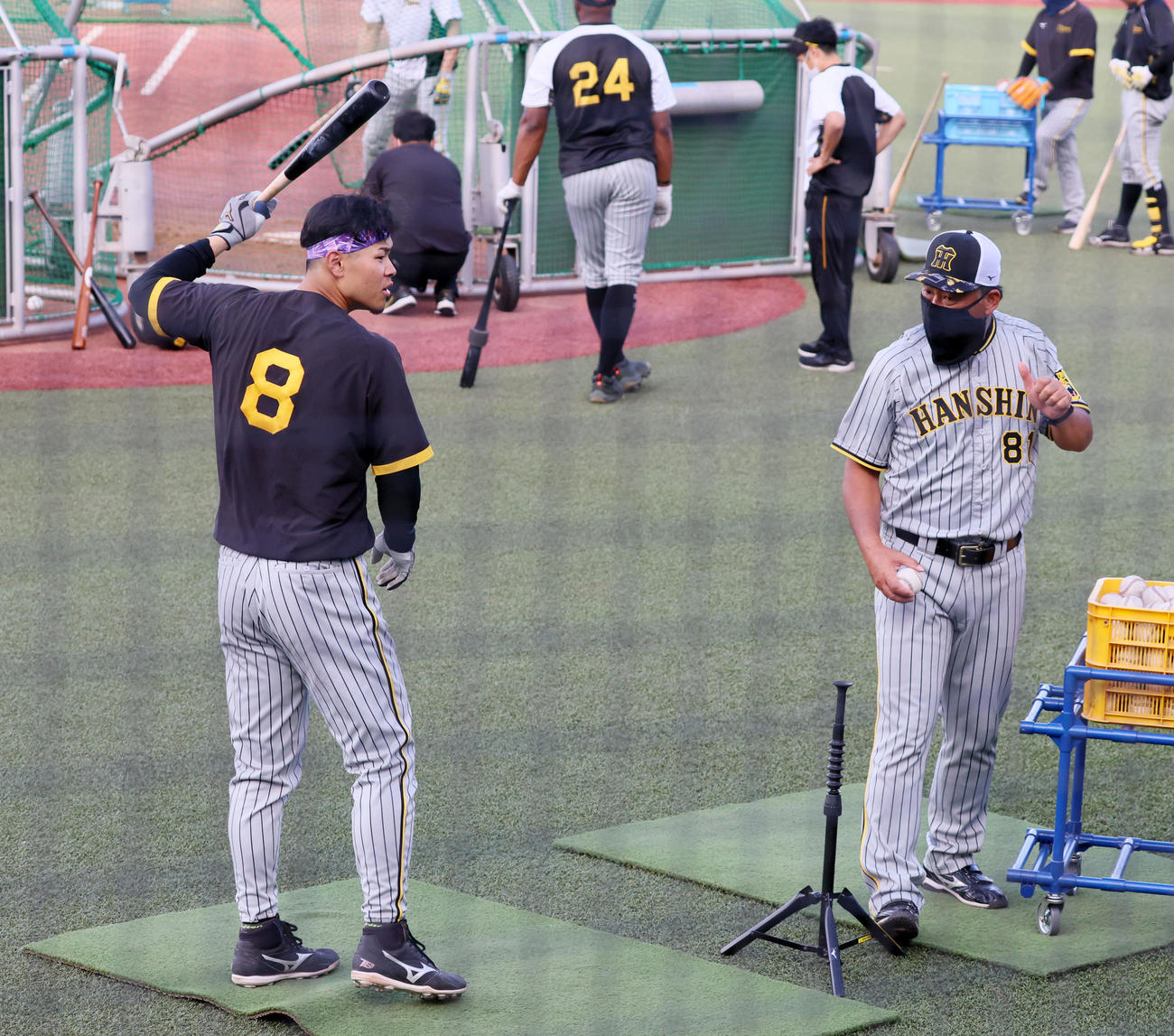 ヤクルト対阪神　佐藤輝（左）にアドバイスする藤井康コーチ（撮影・加藤哉）