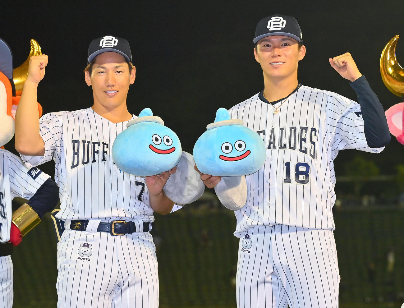 オリックス対ロッテ　スライムのキャラクターを手に笑顔を見せる吉田正（左）と山本（撮影・和賀正仁）