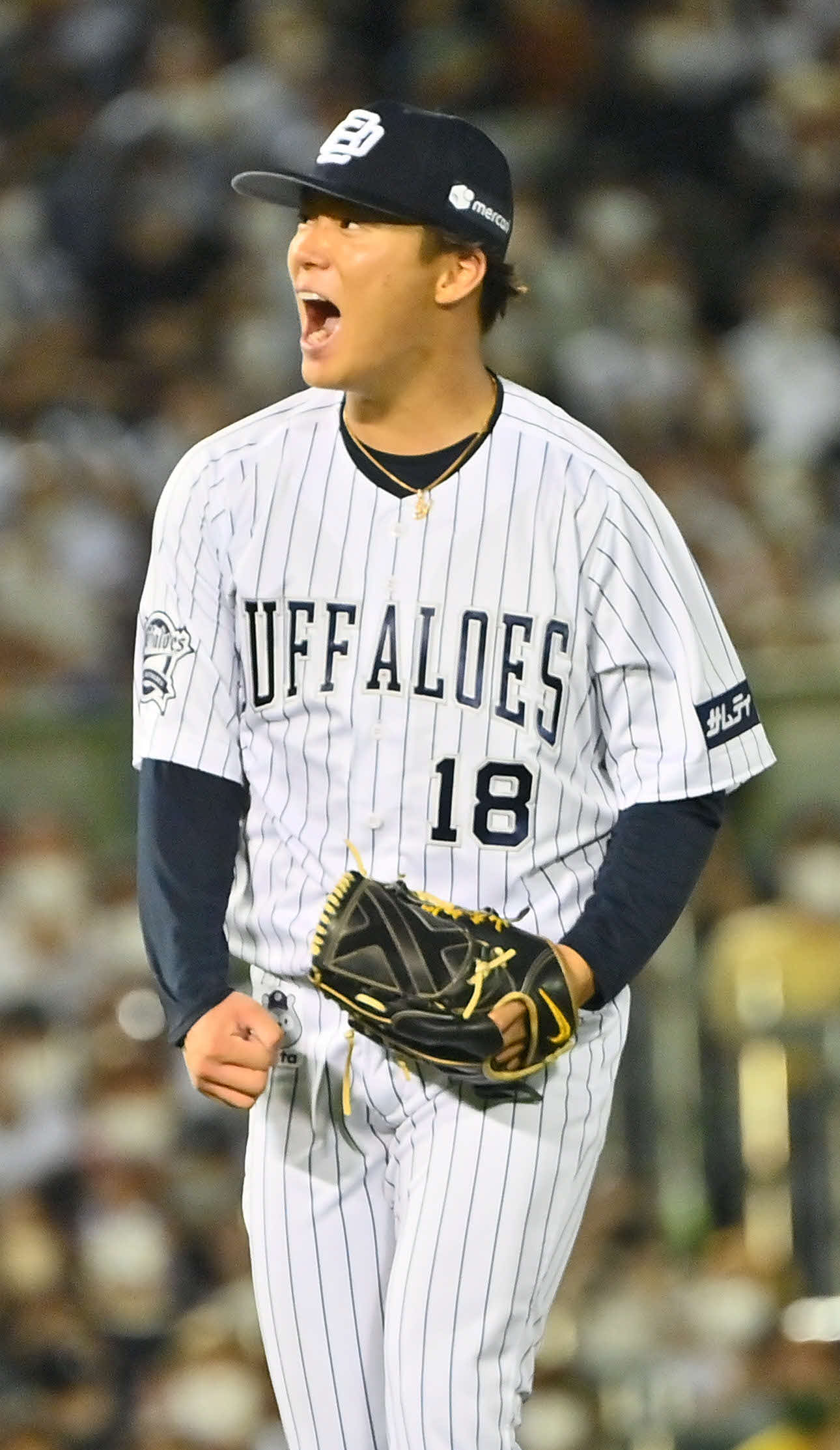 オリックス対ロッテ　8回表ロッテ2死一、二塁、中村奨を三振に仕留め雄たけびを上げる山本（撮影・和賀正仁）