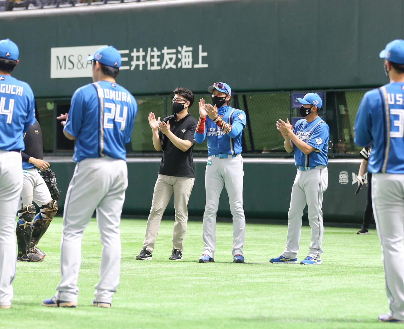 ソフトバンク対日本ハム　ソフトバンクに勝利し、選手を拍手で迎える新庄監督（中央）（撮影・屋方直哉）