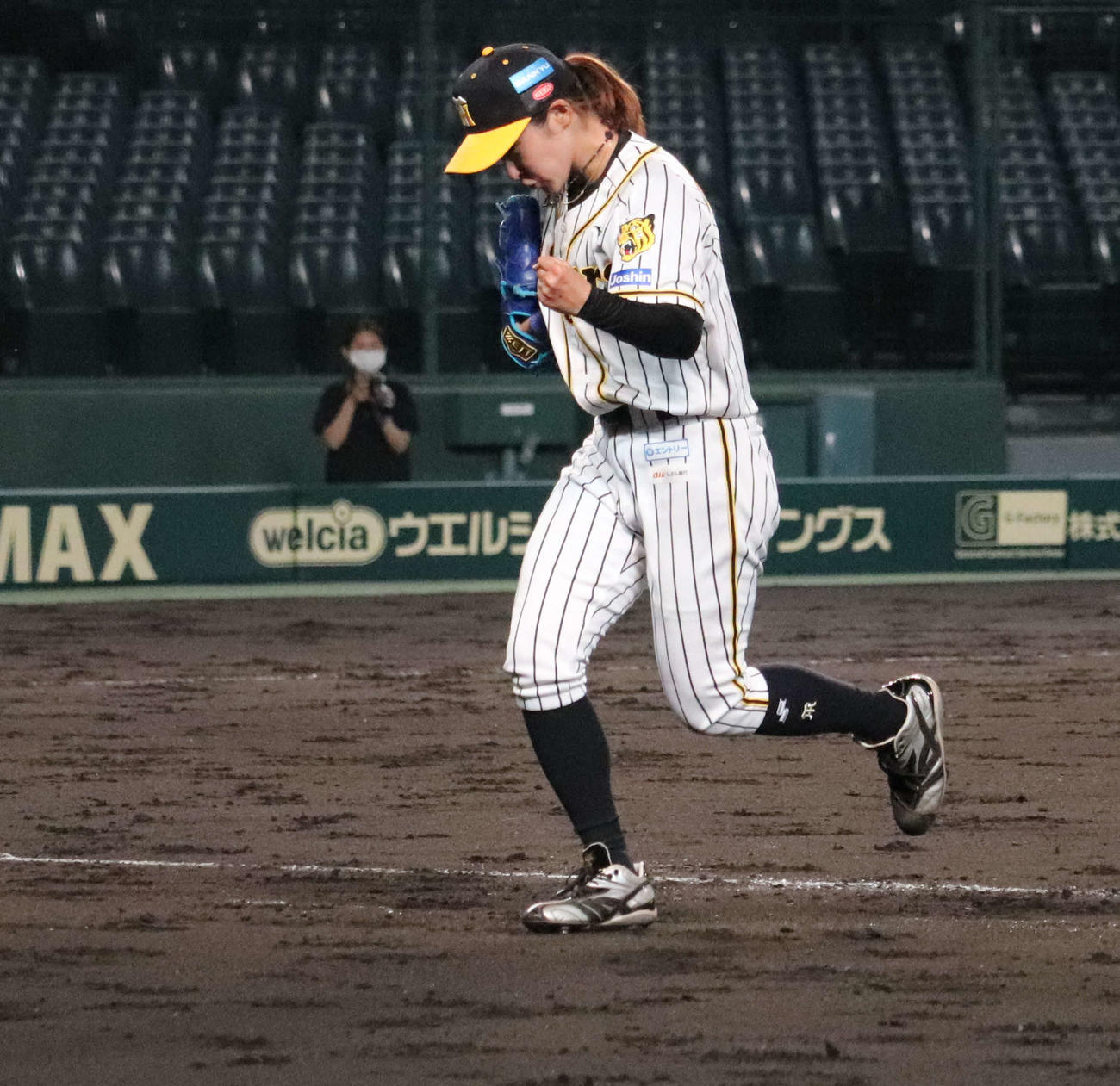 エイジェック戦の3回2死満塁のピンチをしのいでガッツポーズする阪神Women植村（撮影・三宅ひとみ）