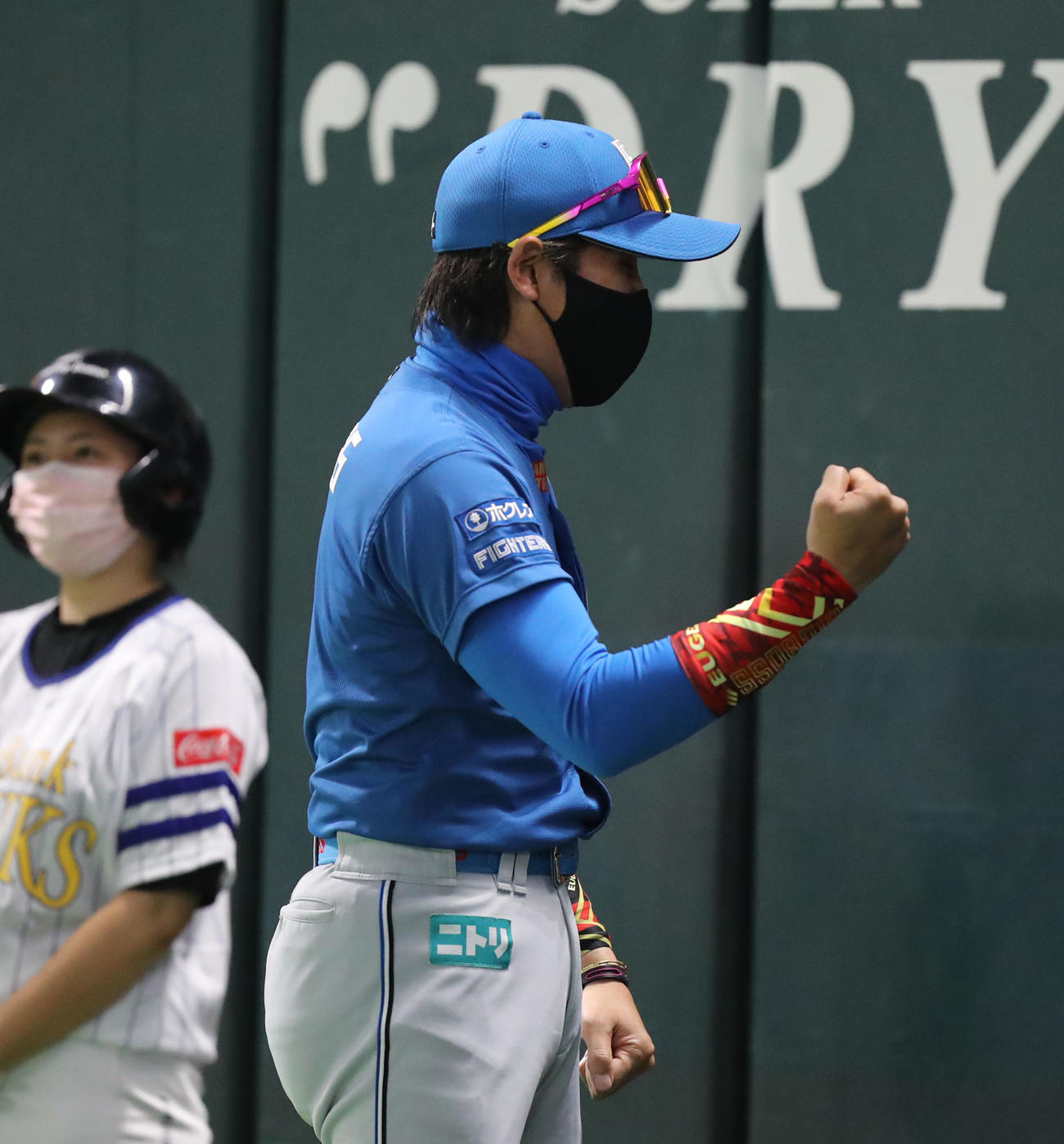 ソフトバンク対日本ハム　9回表日本ハム1死一塁、新庄監督は野村が左越え本塁打を放ち、ガッツポーズをする（撮影・屋方直哉）