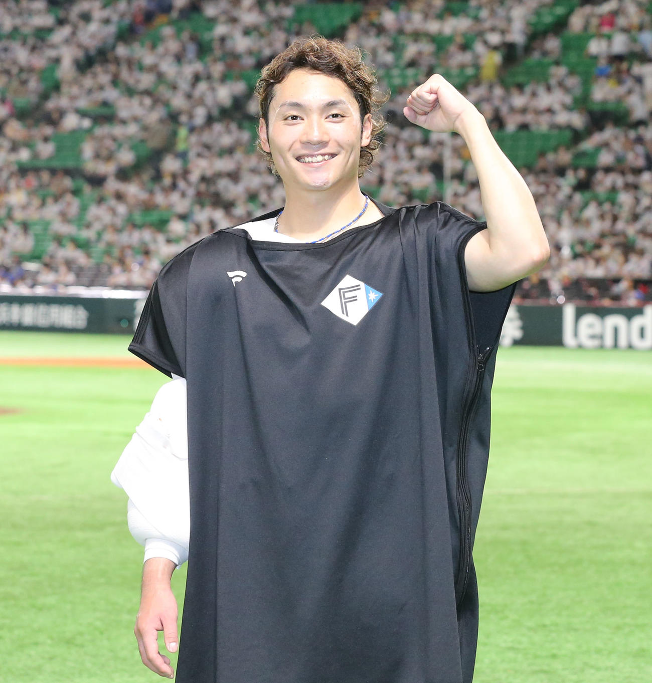 ソフトバンク対日本ハム　ヒーローインタビュー後の記念撮影でガッツポーズをする伊藤（撮影・屋方直哉）
