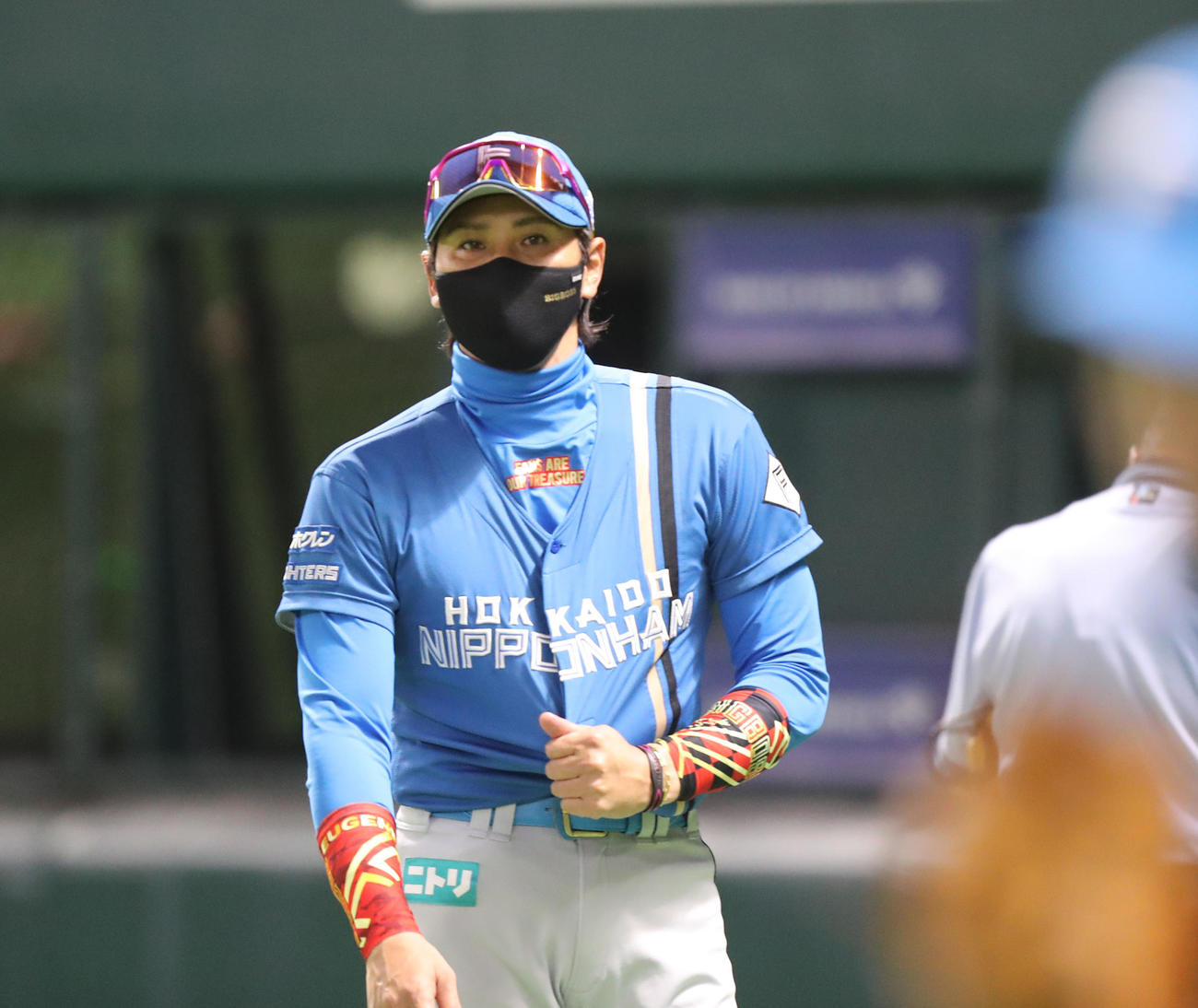 ソフトバンク対日本ハム　9回裏に選手の交代を告げる新庄監督（撮影・屋方直哉）