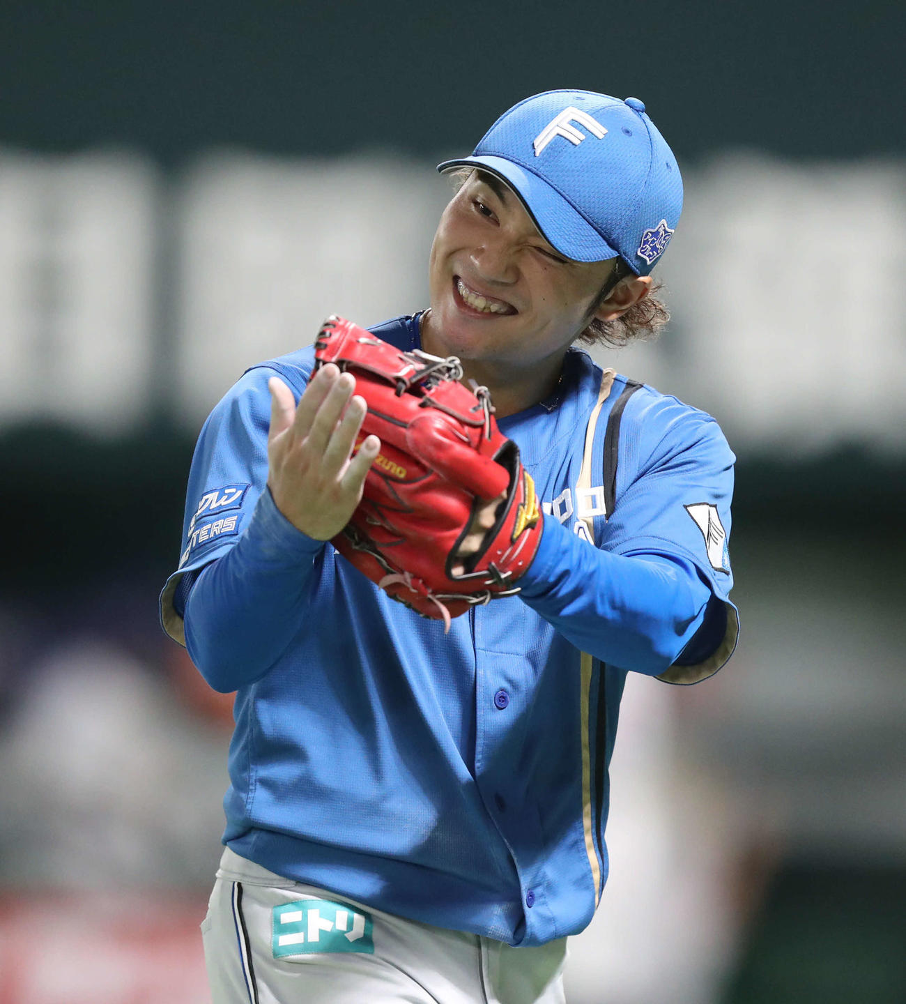 ソフトバンク対日本ハム　7回裏を投げ終わり、笑顔でベンチに戻る日本ハム伊藤（撮影・屋方直哉）