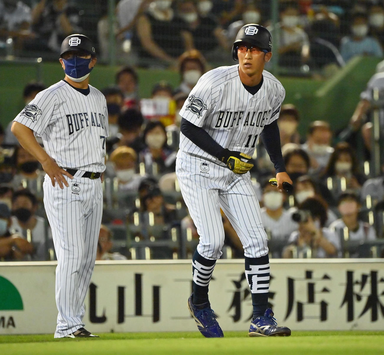 オリックス対ロッテ　8回裏オリックス1死一、二塁、吉田正の代走として出場する石岡（撮影・和賀正仁）