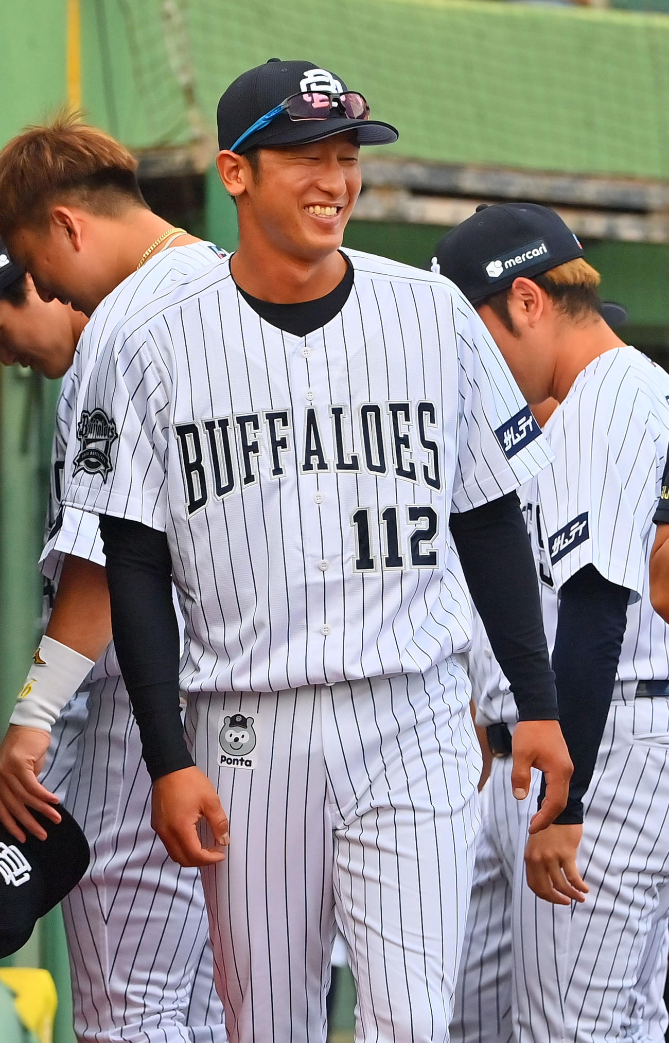 ユニホームが間に合わず清田ブルペン捕手から借りるオリックス石岡（撮影・和賀正仁）