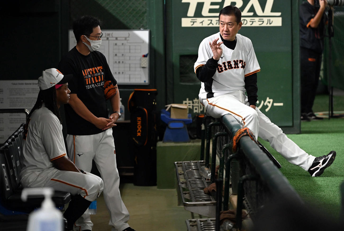 巨人対DeNA　ウォーカーと話をする巨人原監督（撮影・たえ見朱実）