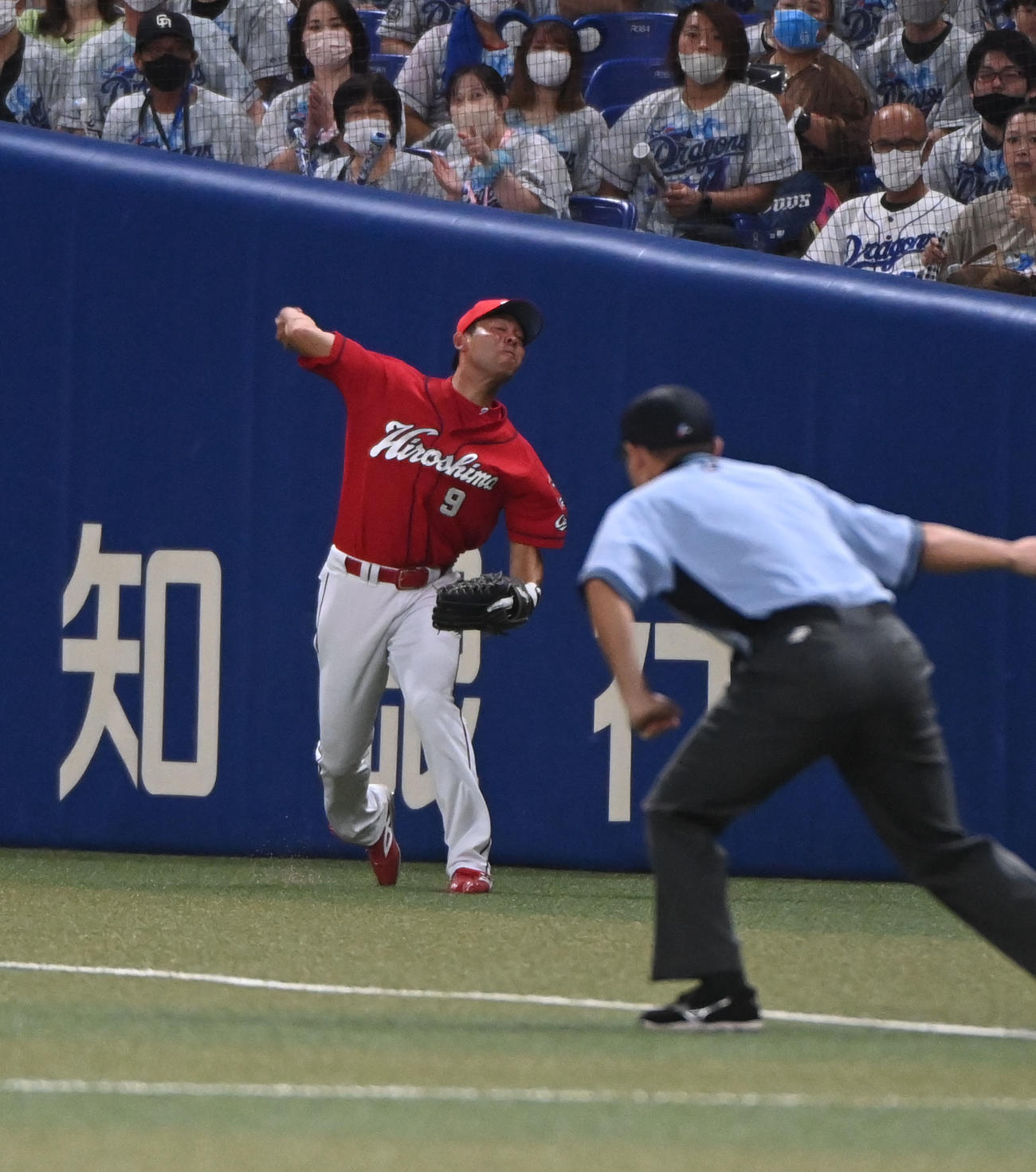 中日対広島　1回裏中日1死一、三塁、A・マルティネスの右邪飛を捕球し本塁へ送球する秋山（撮影・森本幸一）
