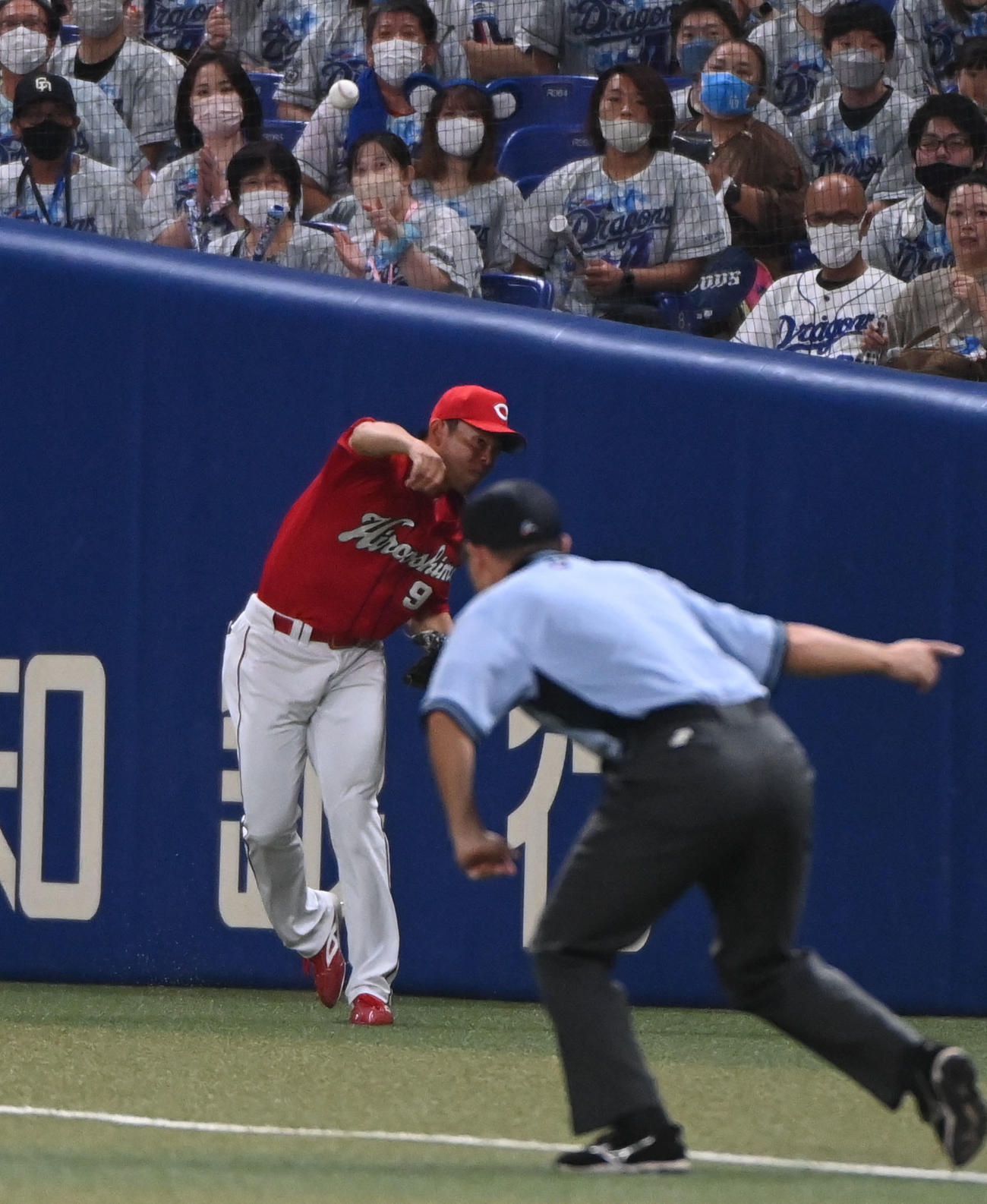 中日対広島　1回裏中日1死一、三塁、A・マルティネスの右邪飛を捕球し本塁へ送球する秋山（撮影・森本幸一）