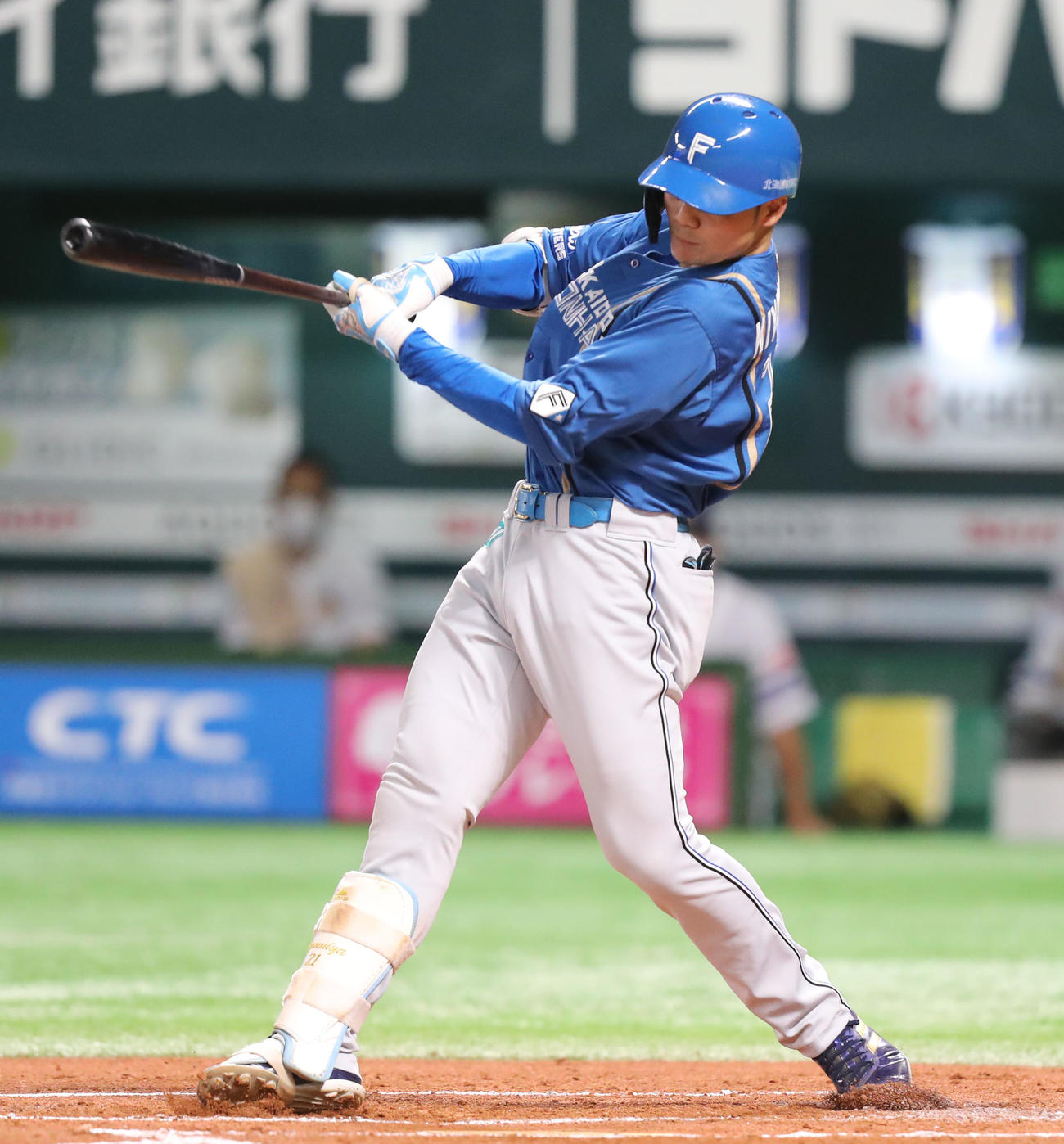ソフトバンク対日本ハム　6回表日本ハム1死一、三塁、清宮は右適時二塁打を放つ（撮影・屋方直哉）