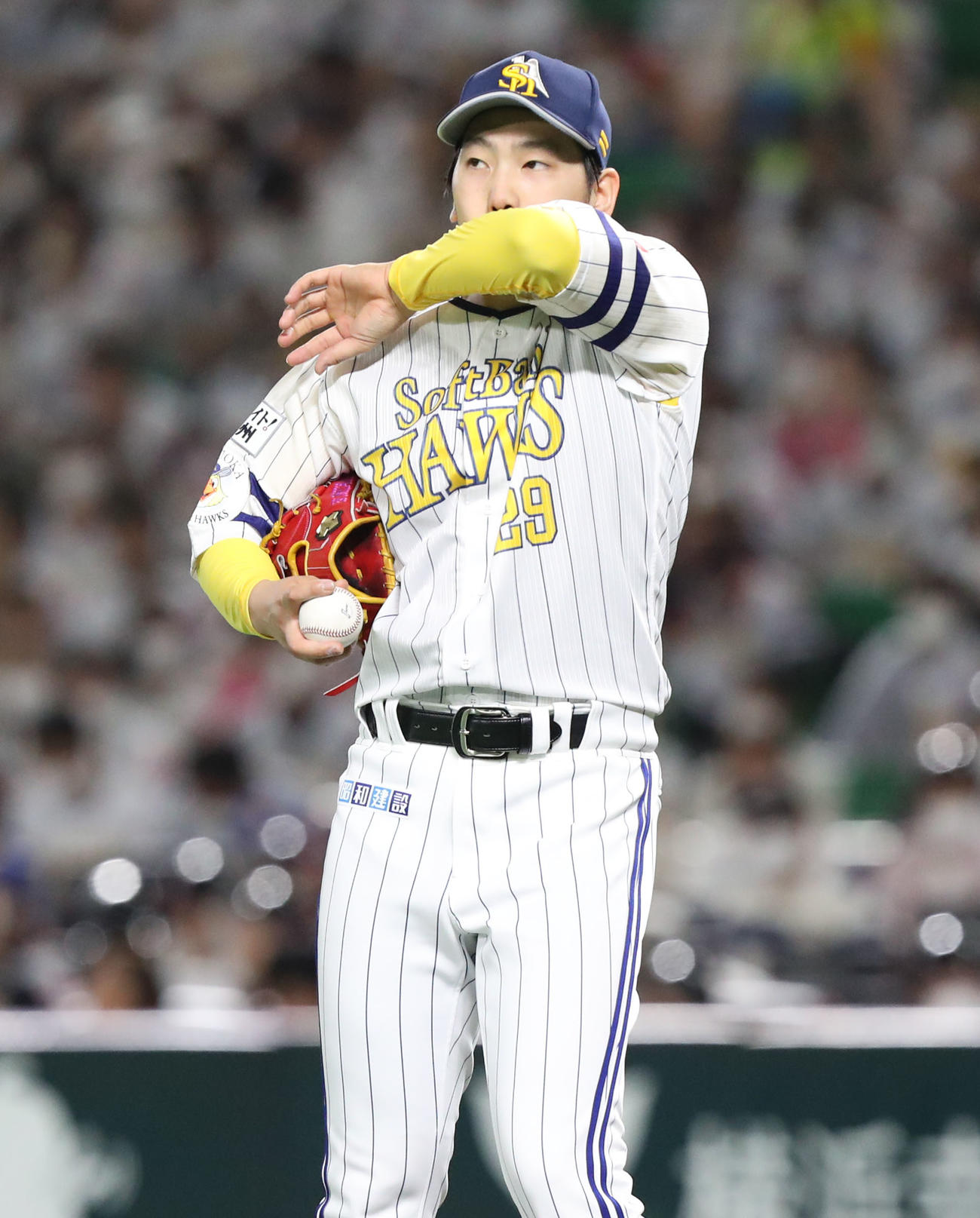 ソフトバンク対日本ハム　6回表日本ハム1死二塁、石川は近藤に先制の中適時打を浴び、汗を拭う（撮影・屋方直哉）