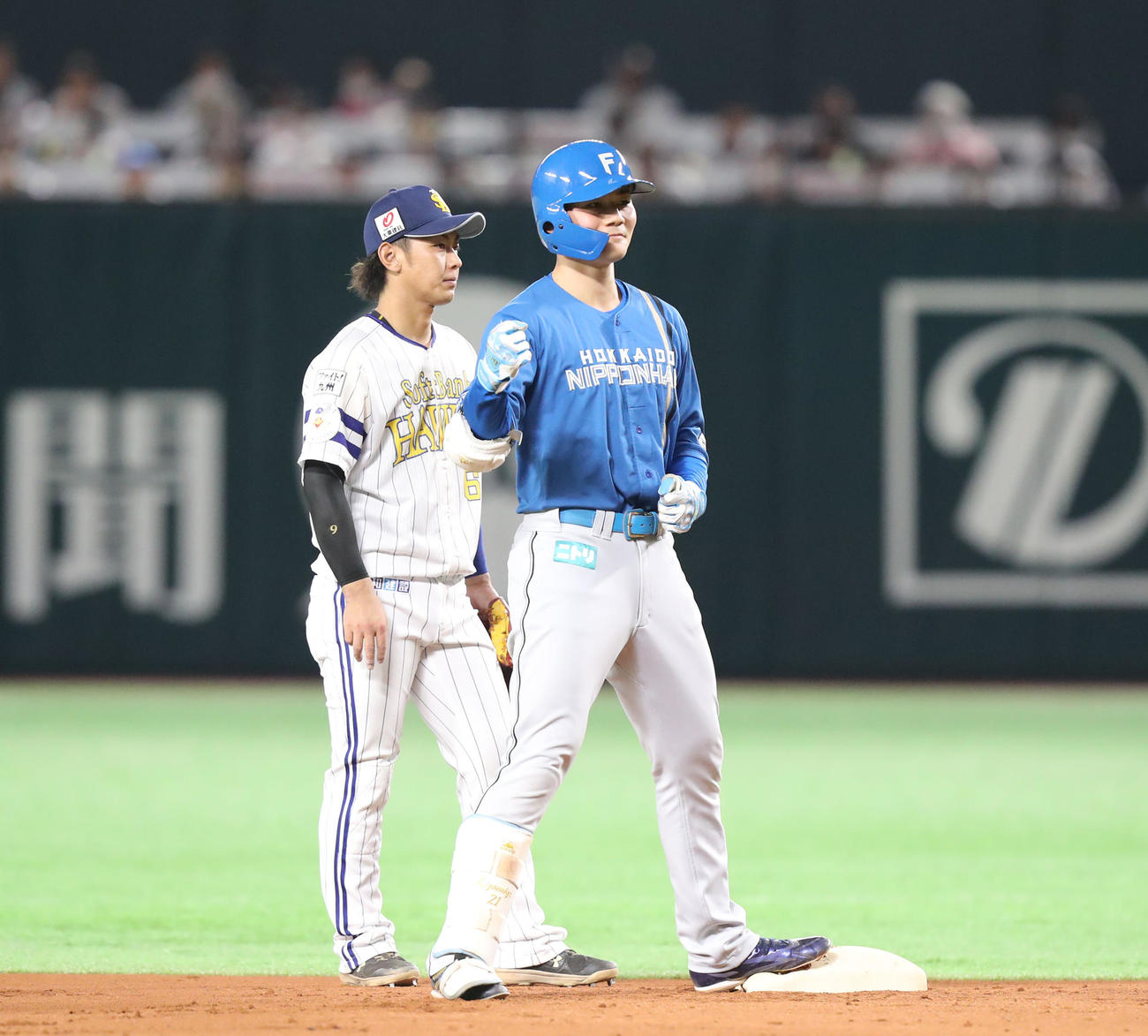 ソフトバンク対日本ハム　6回表日本ハム1死一、三塁、清宮は右適時二塁打を放ち、ガッツポーズをする（撮影・屋方直哉）