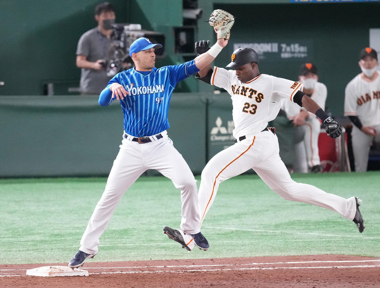 巨人対DeNA 3回裏巨人2死一、三塁、一塁へ駆け込むポランコは1度はセーフと判定されるもリプレー検証でアウトとなる。一塁手ソト、結果は遊ゴロ（撮影・鈴木みどり）
