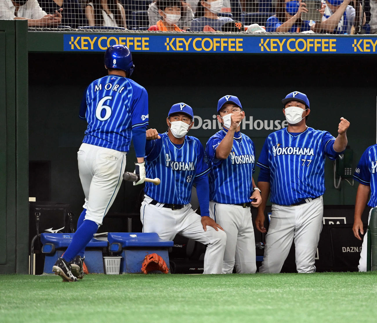 巨人対DeNA 3回表DeNA1死一、三塁、桑原将志の右前適時打で生還した森敬斗を迎える三浦大輔監督（右から2人目）（撮影・たえ見朱実）